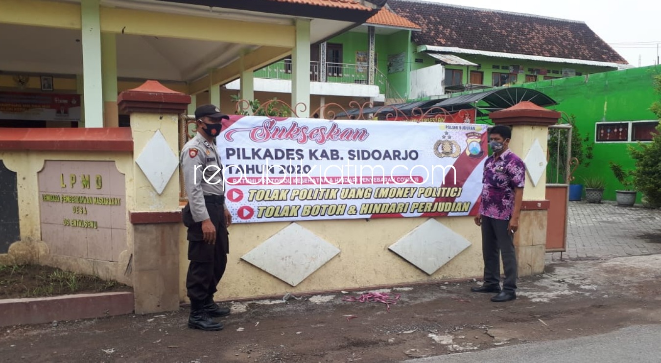 HIMBAUAN - Para Bhabinkamtibmas memasang himbauan Pilkades Serentak agar tercipta demokrasi tingkat desa yang aman, tentram dan damai, Rabu (16/12/2020).