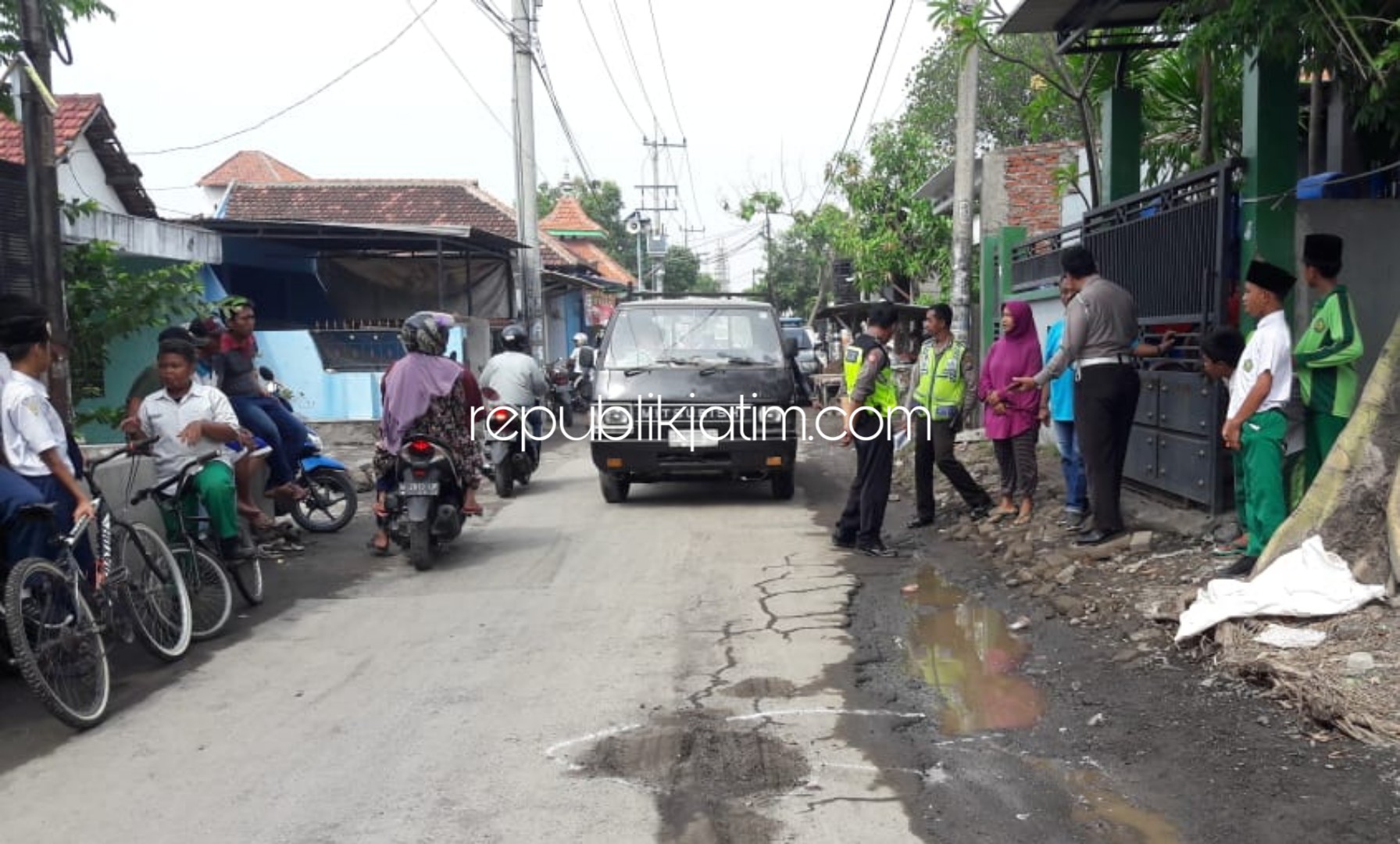 OLAH TKP - Sejumlah petugas Unit Laka, Polresta Sidoarjo menggelar olah TKP tewasnya pengendara motor Yamaha Mio bernopol P 3820 VG, Nuri Wulandari (40) warga Pondok Benowo Indah Blok ES 17, Kelurahan Babat, Kecamatan Pakal, Surabaya, Senin (16/12/2019).