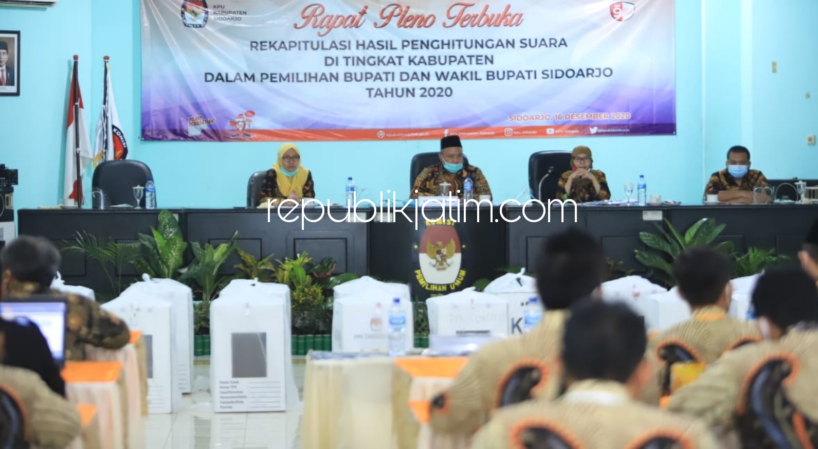 PLENO - Rekapitulasi tingkat KPU Sidoarjo dimulai dari Kecamatan Tulangan di Aula KPU Sidoarjo, Rabu (16/12/2020).