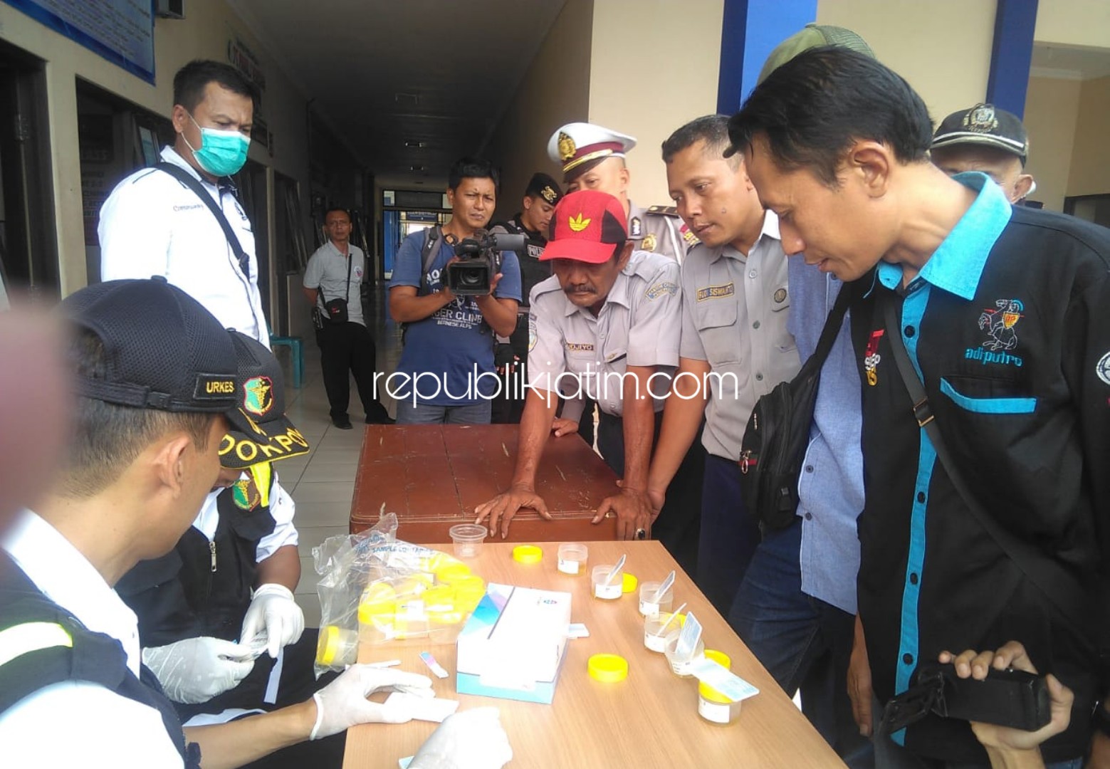 TES URINE - Puluhan sopir dan kondektur bus di Terminal Seloaji Ponorogo mengikuti tes urine dan tes kesehatan massal, Senin (16/12/2019).