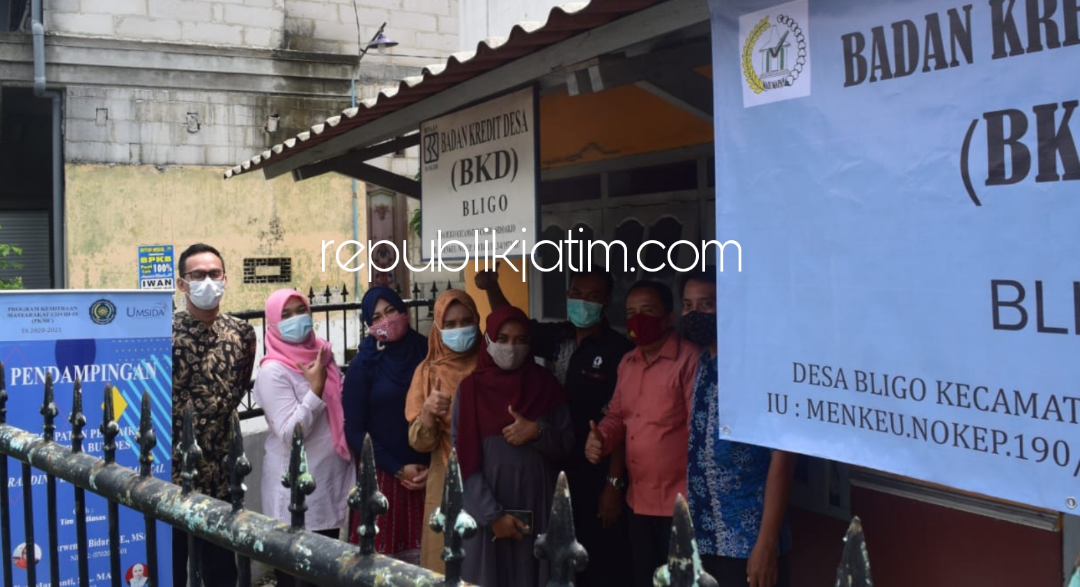 PENDAMPINGAN - Ketua Tim Abdimas Umsida, Sarwenda Biduri dan dua anggotanya berfoto bersama pengurus Badan Kredit Desa (BKD) Bligo, Kecamatan Candi, Sidoarjo seusai membahas soal penarikan kredit macet di nasabah, Rabu (16/12/2020).