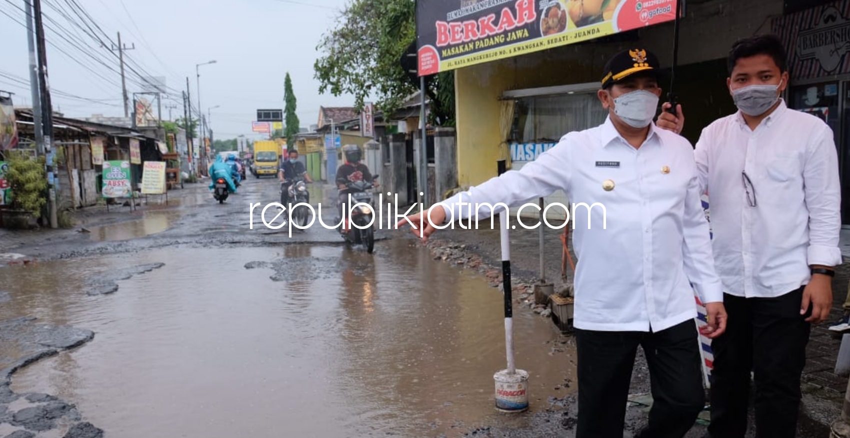 RUSAK BERAT - Pj Bupati Sidoarjo, Hudiyono meminta Dinas PU BM dan SDA perbaiki jalan rusak berat sepanjang 500 meter penghubung Desa Kwangsan, Kecamatan Sedati dan Desa Damarsih, Kecamatan Buduran ditarget selesai akhir tahun 2020, Rabu (16/12/2020).