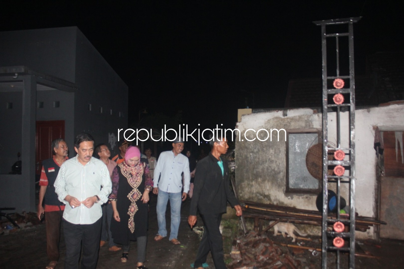KUNJUNGAN - Wabup Sidoarjo, Nur Ahmad Syaifuddin mengunjungi para korban puting beliung di dua desa di Kecamatan Balongbendo, Sidoarjo, Sabtu (15/12/2018) malam.