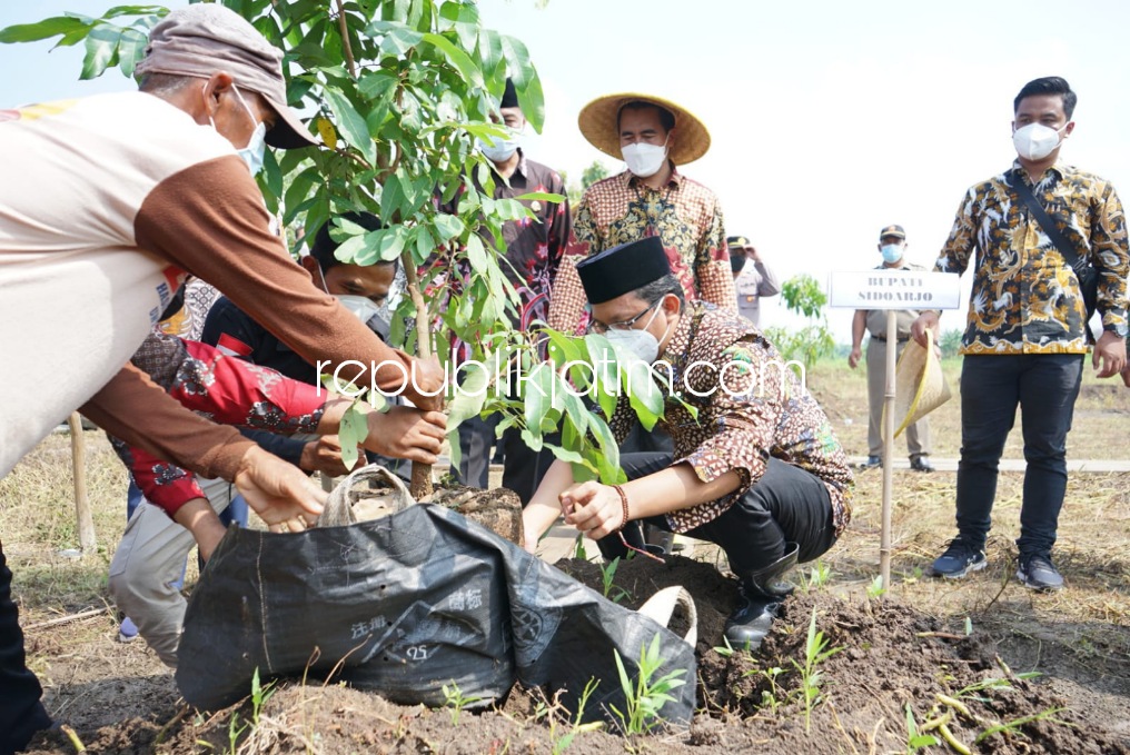 RESMIKAN - Bupati Sidoarjo, Ahmad Muhdlor Ali (Gus Muhdlor) meresmikan BUMDes Kampung Wisata Kelengkeng Desa Simoketawang, Kecamatan Wonoayu, Sidoarjo, Kamis (16/12/2021).