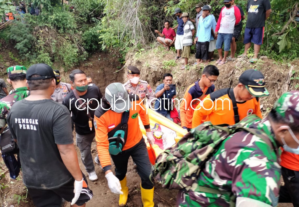 AMBROL - Dua kuli bangunan tewas tertimbun pondasi proyek jembatan Mijil Desa Grogol, Kecanatan Sawoo, Ponorogo yang ambrol diduga karena kesalahan perencanaan, Kamis (16/12/2021).