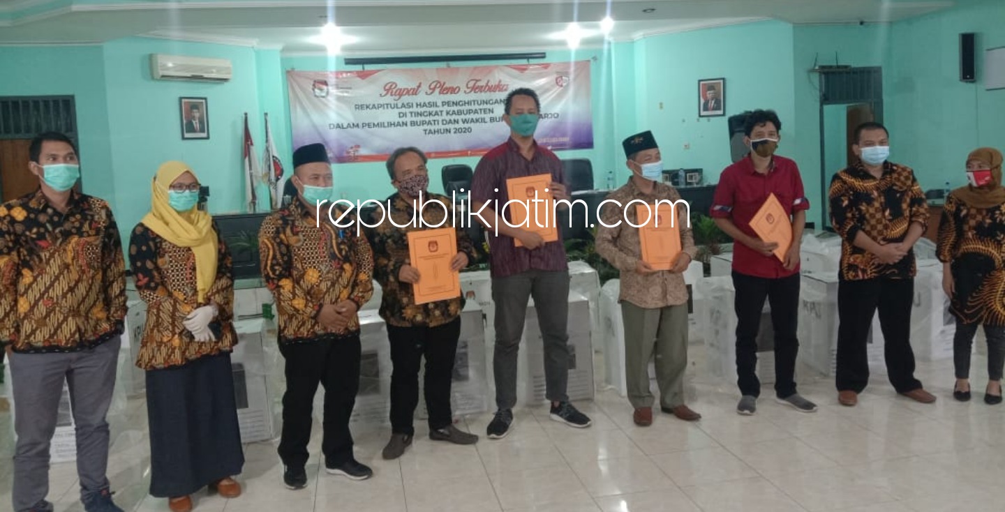 BERITA ACARA - Saksi Paslon Nomor urut 01 (BHS - Taufiq), Anton Wibowo menolak tanda tangan berita acara rekapitulasi meski saksi paslon lain sudah menandatanganinya, Rabu (16/12/2020).