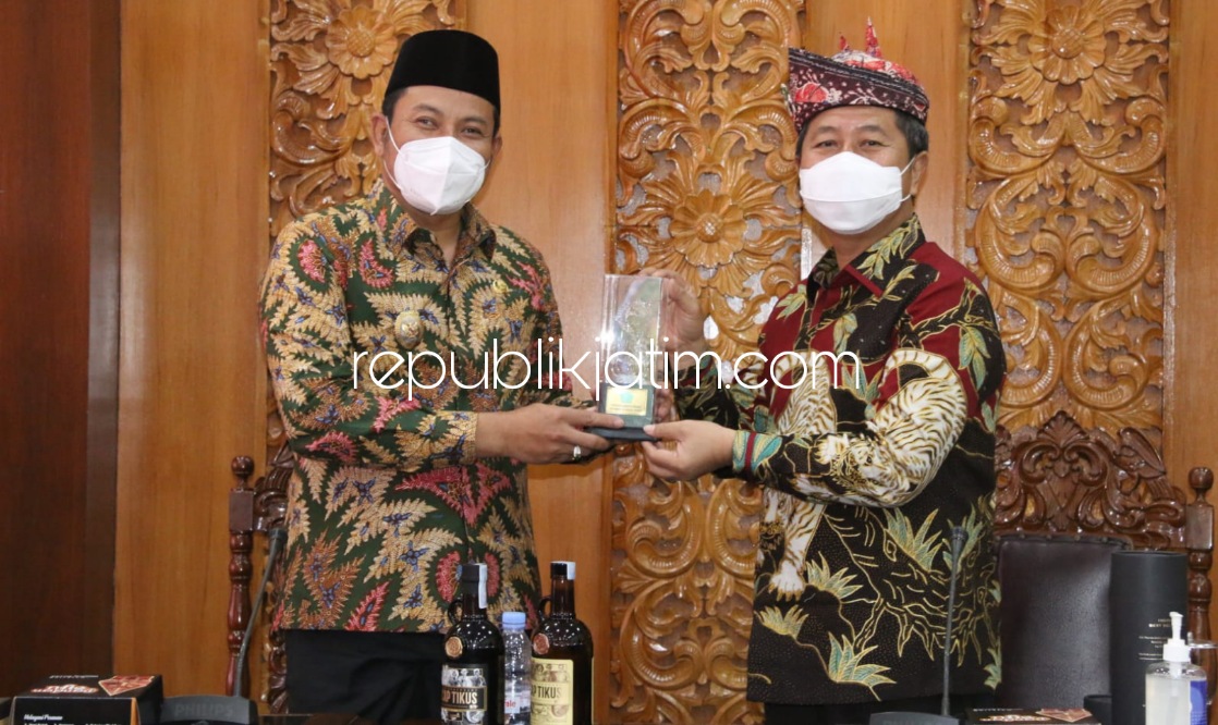 KUNJUNGAN - Wakil Bupati Sidoarjo, Subandi menerima kunjungan Pemkab Minahasa Selatan, Propinsi Sulawesi Utara yang dipimpin langsung Wakil Bupati Minahasa Selatan, Petra Yani Rembang di Ruang Ops Room Pemkab Sidoarjo, Kamis (16/12/2021).