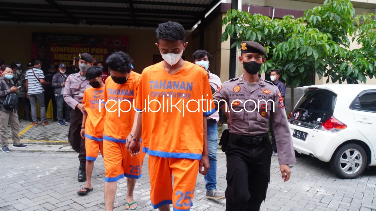 DITAHAN - Sebanyak 3 pemuda jagoan neon diamankan dan ditahan petugas Satuan Reskrim, Polresta Sidoarjo lantaran menganiaya dan mengeroyok DRJP warga Kecamatan Sukodono, Sidoarjo, Rabu (15/12/2021) sore.