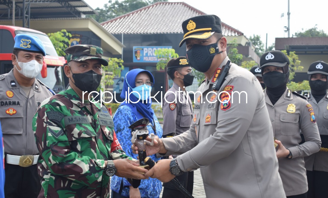 PENGHARGAAN - Kapolresta Sidoarjo Kombes Pol Kusumo Wahyu Bintoro memberi penghargaan 119 anggotanya dan polsek jajaran berprestasi serta Babinsa Koramil Sidoarjo dan Lurah Pucang,L yang membantu tugas dalam penanggulangan Covid-19, Jumat (17/12/2021).