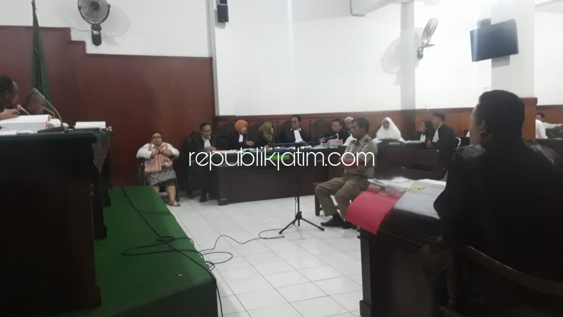 KESAKSIAN - Sejumlah saksi memberikan keterangan dalam sidang pemeriksaan para saksi kasus dugaan penyerobotan tanah Puskopkar Jatim di Pengadilan Negeri Sidoarjo, termasuk mantan Kepala BPN Sidoarjo, Minarto, Senin (16/12/2019) malam.