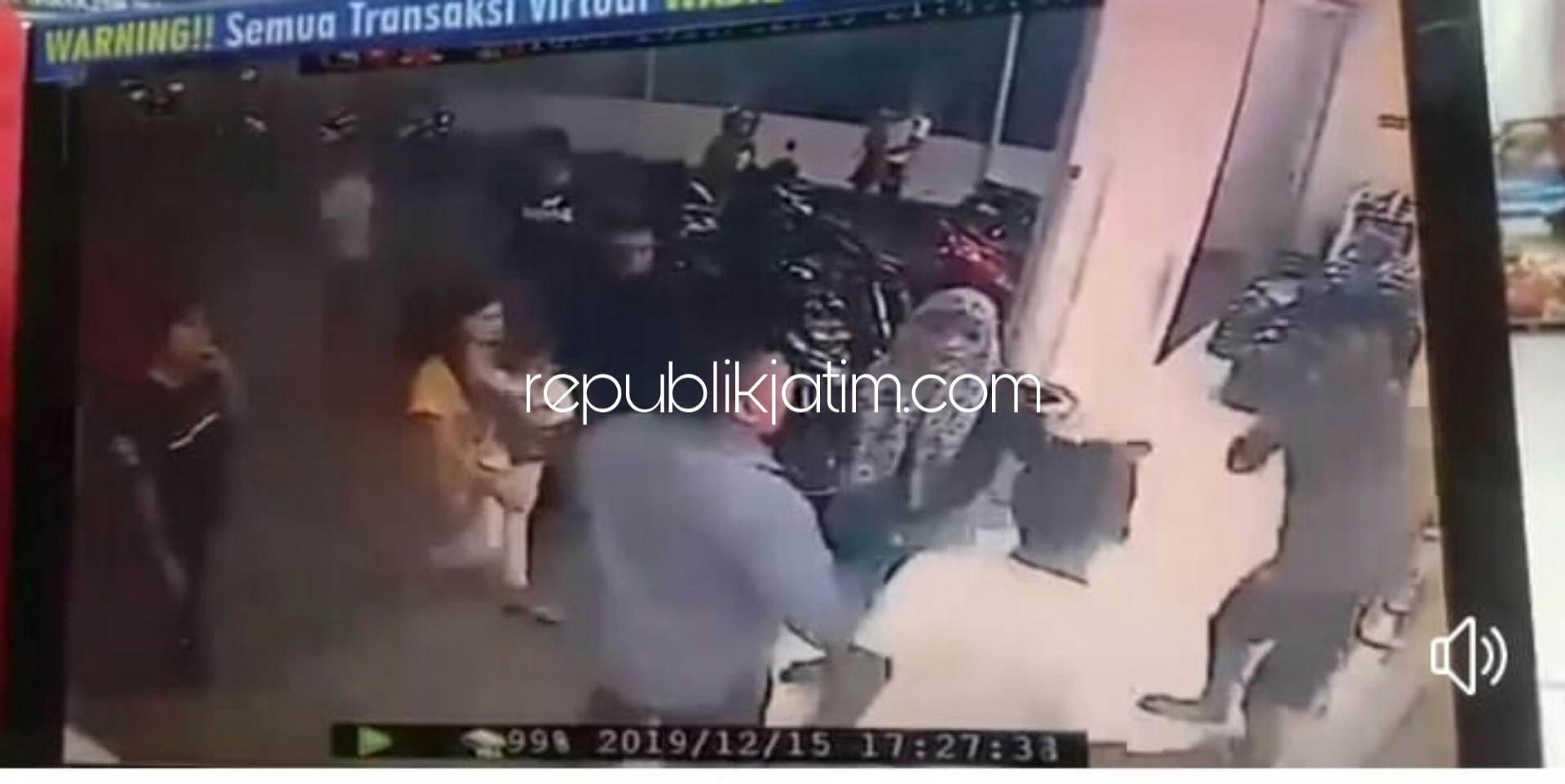BEREDAR - Rekaman CCTV pengeroyokan korban, Andre Firmansah (24) warga Desa Simo Angin-Angin, Kecamatan Wonoayu, Sidoarjo beredar di sejumlah grup Media Sosial (Medsos) hingga WhatsApp (WA), Selasa (17/12/2019).