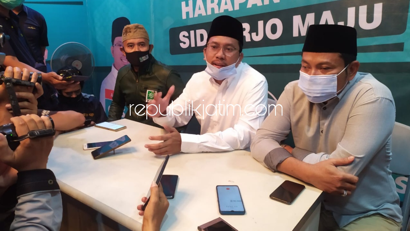 KETERANGAN - Paslon pemenangan Pilkada Sidoarjo, Ahmad Muhdlor Ali dan Subandi (Gus Muhdlor - Subandi) memberikan keterangan pers kepada puluhan wartawan yang Posko Pemenangan Perumahan Taman Pinang Indah (TPI) Sidoarjo, Kamis (17/12/2020) petang.