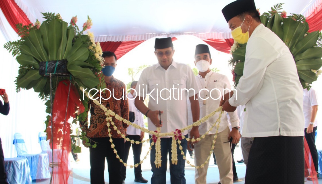 KUNJUNGAN - Wakil Menteri Hukum dan HAM, Eddy OS Hiariej menekankan pentingnya tempat ibadah di Lapas atau Rutan saat berkunjung ke Lapas Kelas I Surabaya (Porong), Jumat (17/12/2021).