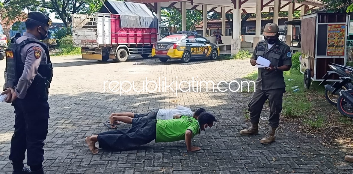 PUSH UP - Dalam operasi Yustisi petugas gabungan mendapati 36 pelanggar protokol kesehatan (Prokes) langsung diberi sanksi push up, Jumat (17/12/2021).