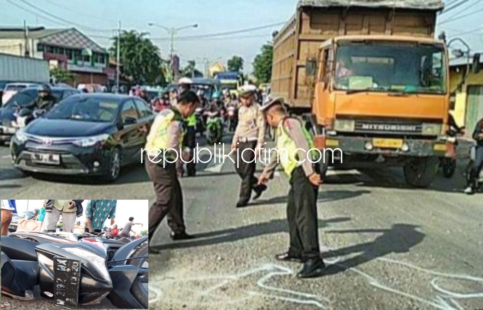 OLAH TKP - Sejumlah petugas Lantas Polresta Sidoarjo menggelar olah TKP lokasi tewasnya Sutrisno yang ditabrak truk dari belakang di Trafic Light Geluran, Kecamatan Taman, Sidoarjo, Senin (17/12/2018).