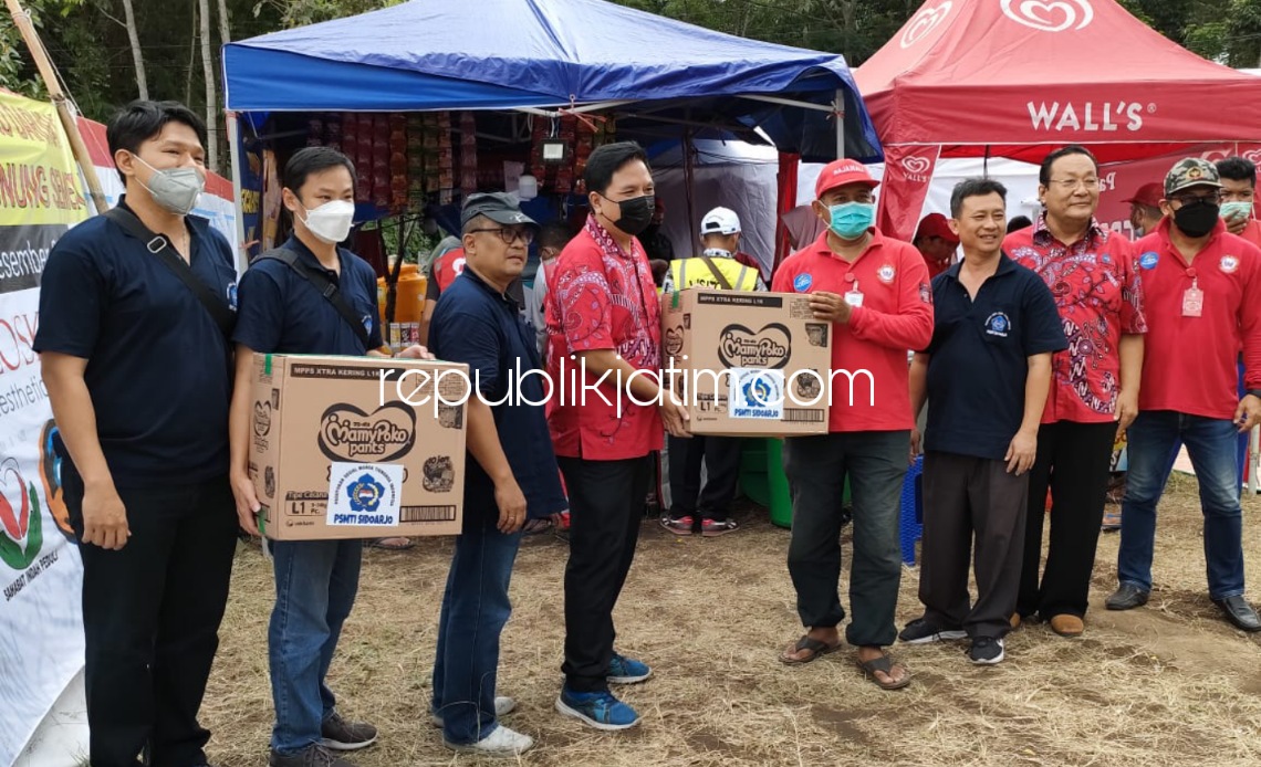 BANTUAN - Ketua Paguyuban Sosial Marga Tionghoa Indonesia (PSMTI) Sidoarjo, Ko Hengky bersama tim relawan saat menyerahkan Bantuan Sosial (Bansos) kepada korban Erupsi Gunung Semeru di Lumajang kemarin.