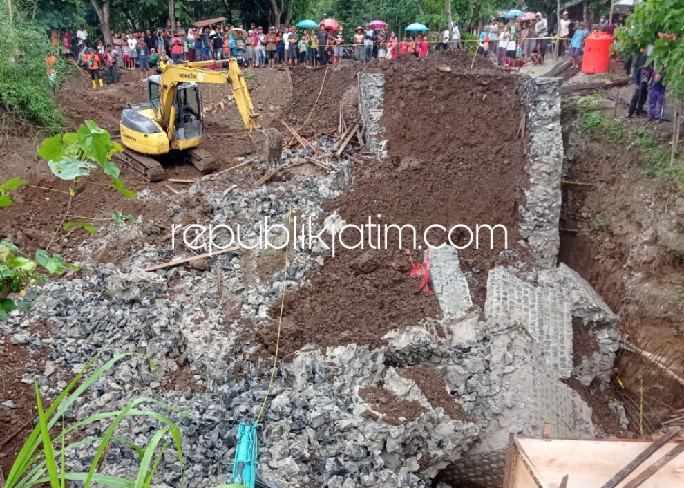 AMBROL - Dua kuli bangunan tewas tertimbun pondasi proyek jembatan Mijil Desa Grogol, Kecanatan Sawoo, Ponorogo yang ambrol diduga karena kesalahan perencanaan, Kamis (16/12/2021).