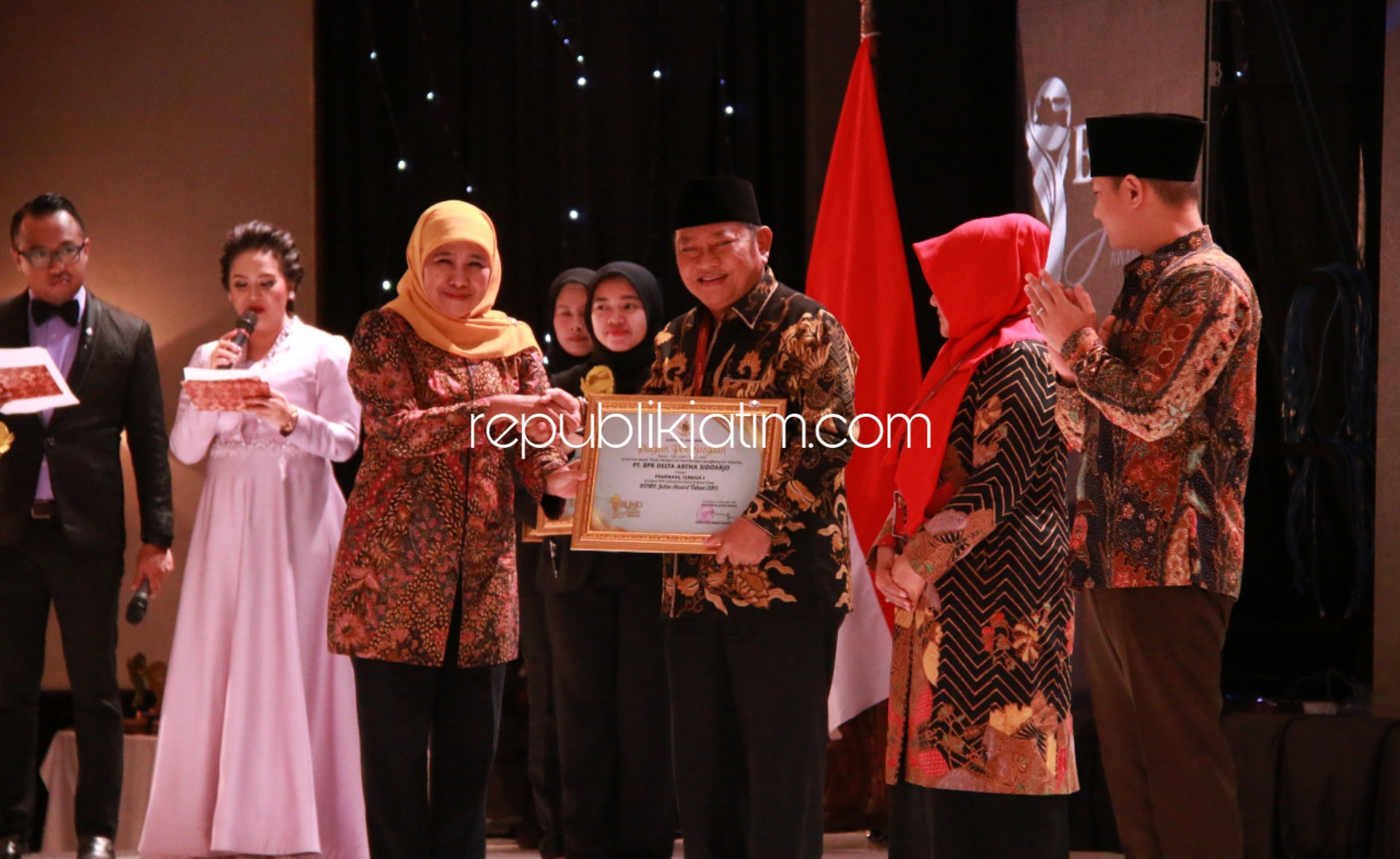 PENGHARGAAN - Bupati Sidoarjo, Saiful Ilah menerima penghargaan BPR Delta Artha sebagai BPR BUMD Terbaik se Jatim dari Gubernur Jatim, Khofifah Indar Parawansa, di Hotel Shangrilla, Surabaya, Selasa (17/12/2019) malam. 