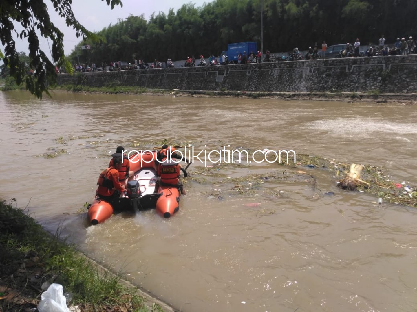 TIM SAR - Tim SAR diterjunkan untuk mencari keberadaan Choirul Anam (38) warga Desa Gampang, Kecamatan Prambon, Sidoarjo yang dikabarkan tenggelam di Dam Sungai Jabon, Selasa (18/12/2018).