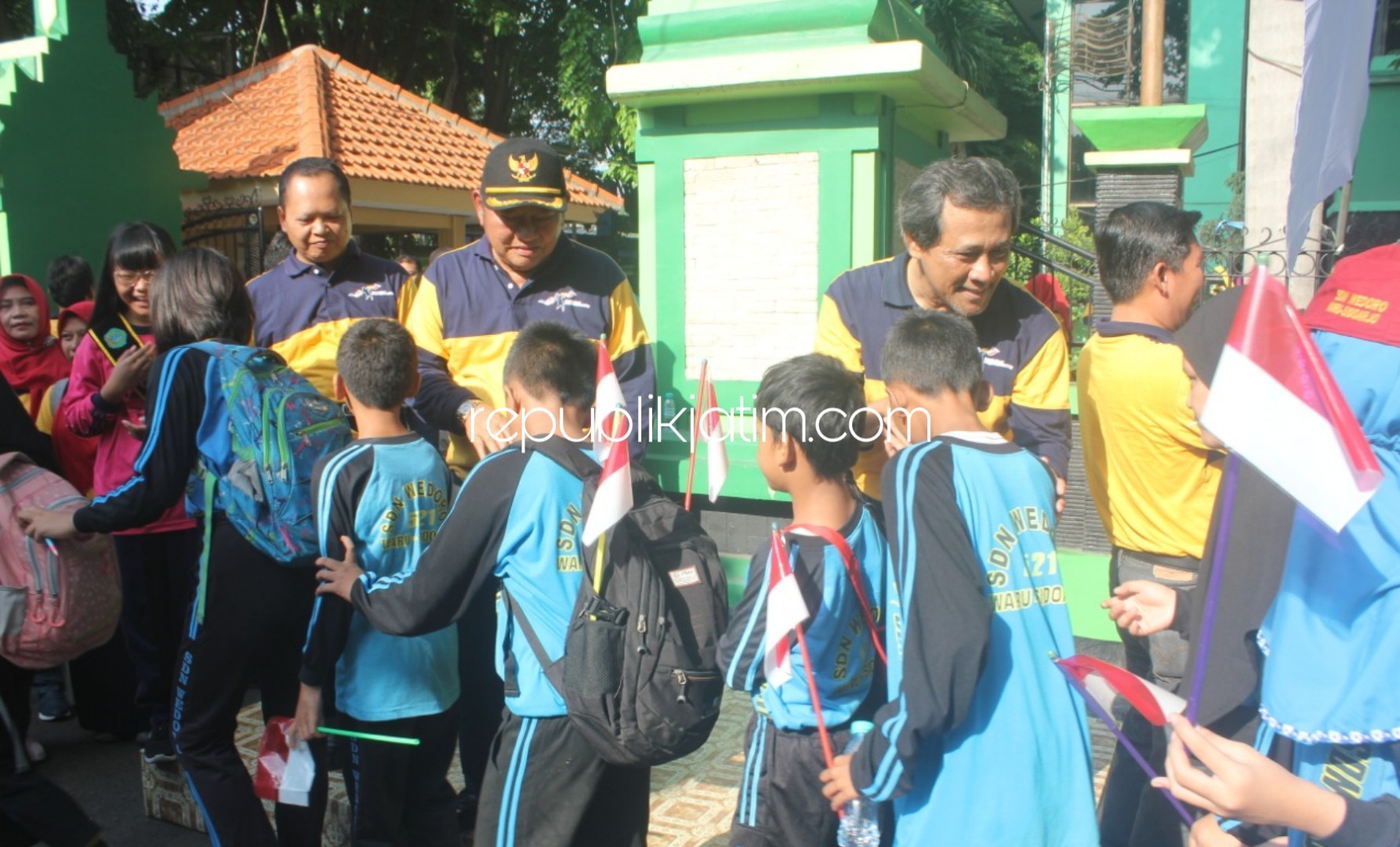 JALAN SEHAT - Bupati Sidoarjo, Saiful Ilah memberangkatkan 661 siswa disabilitas jalan sehat saat memperingati Hari Disabilitas Internasional di Dikbud Pemkab Sidoarjo, Rabu (18/12/2019).