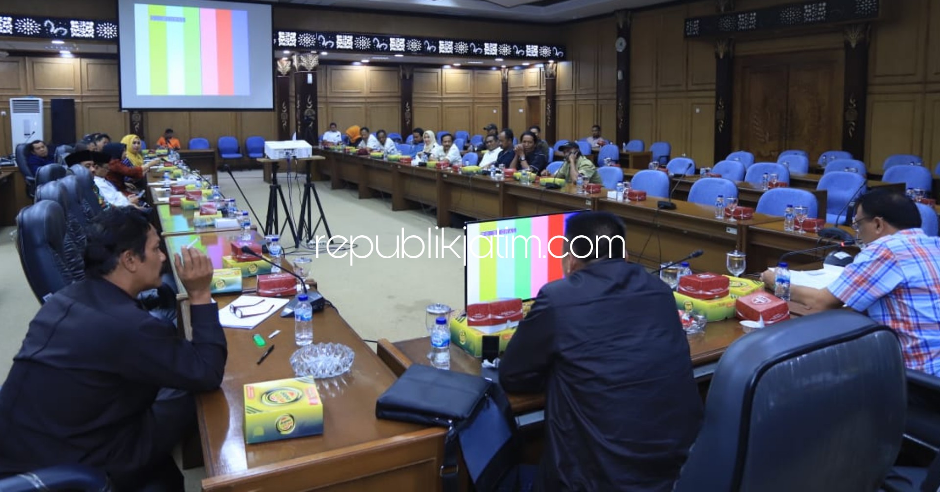 HEARING - Sejumlah anggota dan pimpinan DPRD Sidoarjo menggelar hearing bersama perwakilan gabungan LSM (Seven Gab) di ruang Paripurna DPRD Sidoarjo membahas mulai Silpa, Premi hingga pembangunan RSUD Barat, Rabu (18/12/2019).