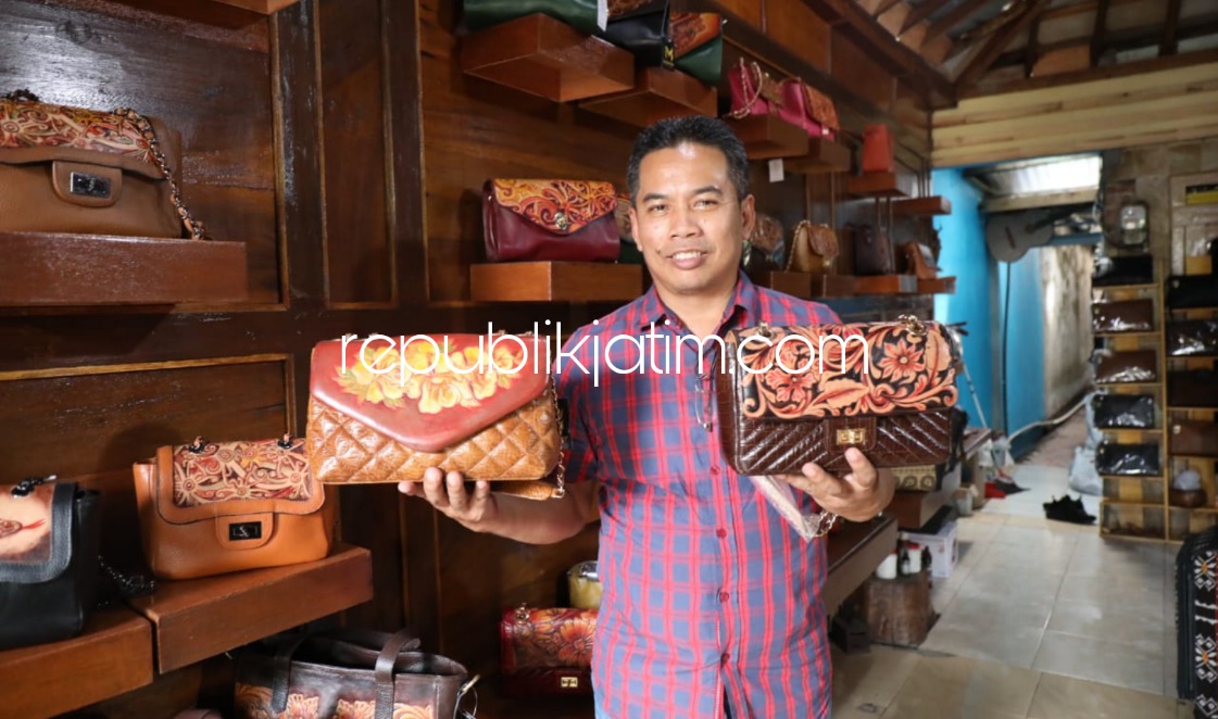 KURDA - Usaha ekonomi kreatif Morfby kerajinan ukir kulit tas dan dompet milik Makhbub ini berlokasi di Dusun Wates, Desa Kedensari, Kecamatan Tanggulangin, Sidoarjo mulai merasakan manfaat KURDA Sayang, Sabtu (18/12/2021).