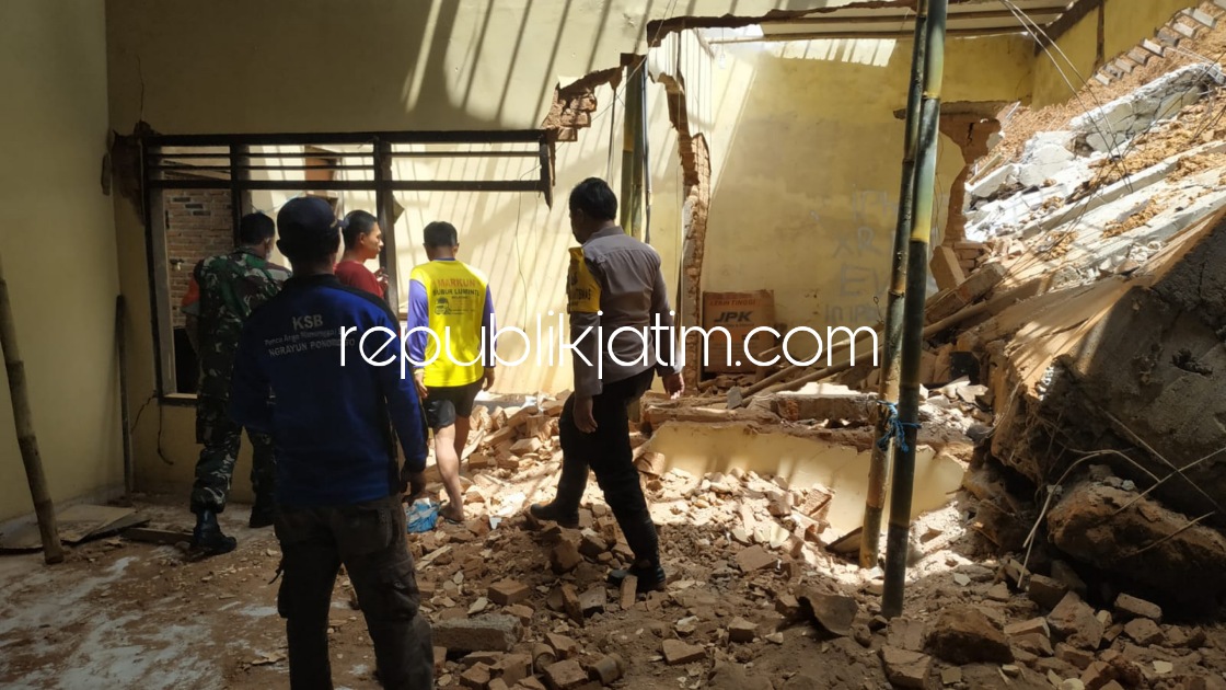LONGSOR - Dua desa di Kecamatan Ngrayun diterjang longsor yakni talud Jembatan di Desa Temon dan Desa Mrayan talud menimpa rumah warga hingga hancur, Sabtu (18/12/2021).