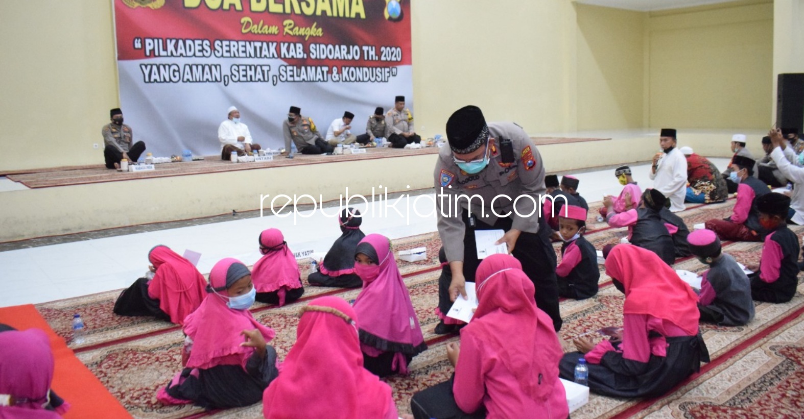 DOA BERSAMA - Tiga hari menjelang Pemilihan Kepala Desa (Pilkades) Serentak, Polresta Sidoarjo menggelar doa bersama untuk situasi Kamtibmas tetap aman dan kondusif, Jumat (17/12/2020) malam.