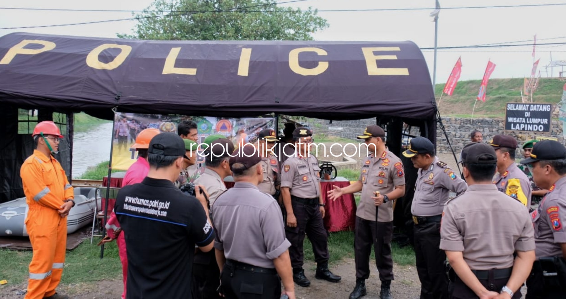 POSKO BENCANA - Kapolresta Sidoarjo, Kombes Pol Zain Dwi Nugroho mengecek kesiapan Posko Tanggap Bencana di Porong, Selasa (17/12/2019) sore.
