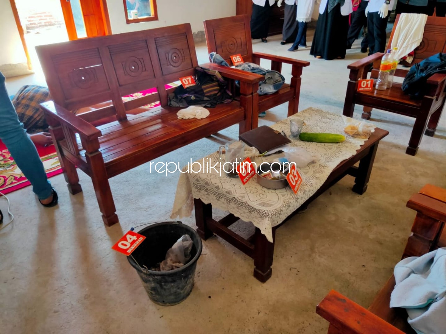 OLAH TKP - Sejumlah anggota polisi dan tim medis saat lakukan olah TKP atas kematian, Masrur (46) warga JL Sanan Dusun Tanjung, Desa Patihan Kidul, Kecamatan Siman, Ponorogo, Rabu (18/12/2019).