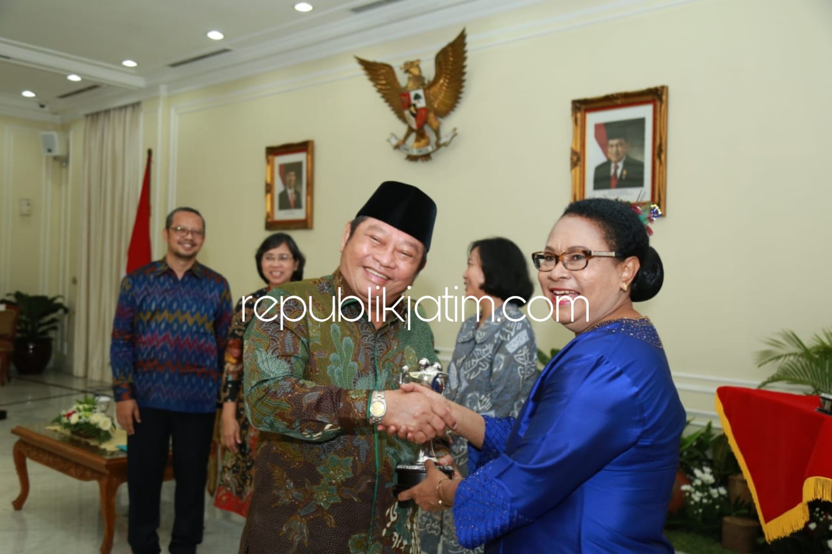 RAIH PENGHARGAAN - Bupati Sidoarjo, Saiful Ilah menerima penghargaan Anugerah Parahita Ekapraya (APE) keenam kali dari Menteri Pemberdayaan Perempuan dan Perlindungan Anak, Yohana Yembise, di Jakarta Rabu (19/12/2018).