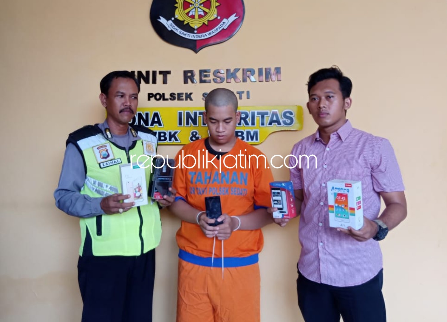 KOMPLOTAN - Tersangka pencurian 6 Hand Phone (HP) dan uang tunai di Yayasan Urunan Kebaikan Desa Pabean, Kecamatan Sedati, Sidoarjo, Ahmad Taufiqurohman Saleh dan 2 rekannya yang masih DPO diringkus petugas Polsek Sedati, Rabu (19/12/2018).
