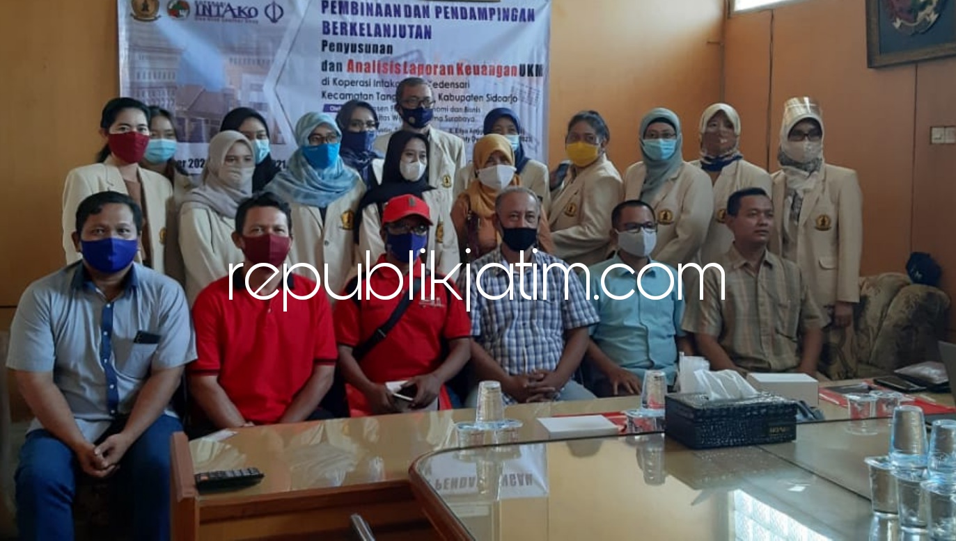 PELATIHAN - Tim Fakultas Ekonomi dan Bisnis Universitas Wijaya Kusuma Surabaya memberi pelatihan pelaku UMKM Intako Tanggulangin, Sidoarjo soal laporan keuangan dan pemasaran digital (online) di program Pengabdian Masyarakat (Abdimas), Sabtu (19/12/2020).
