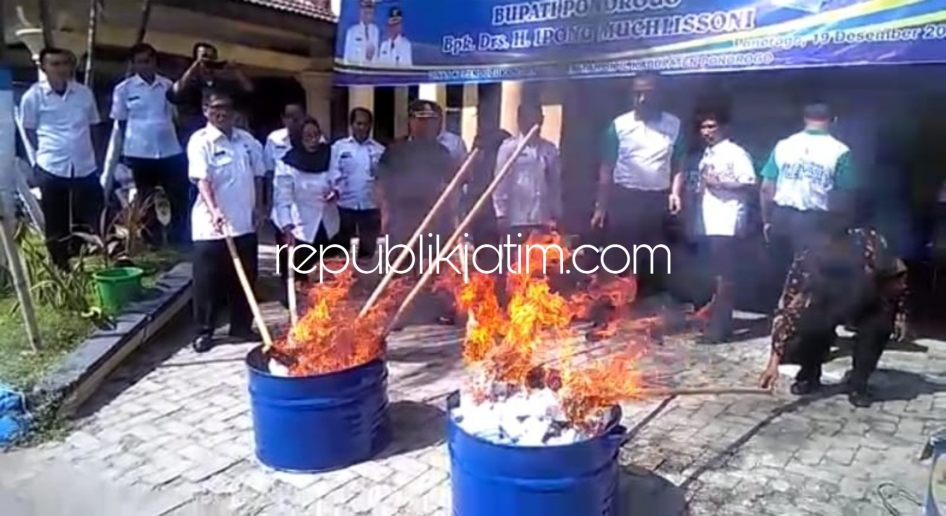 BAKAR - Dinas Kependudukan dan Catatan Sipil (Dispeduk Capil) Pemkab Ponorogo memusnahkan 65.499 keping Kartu Tanda Penduduk Elektronik (E KTP) dengan cara dibakar di halaman Kantor Dispenduk Capil, Rabu (19/12/2018).
