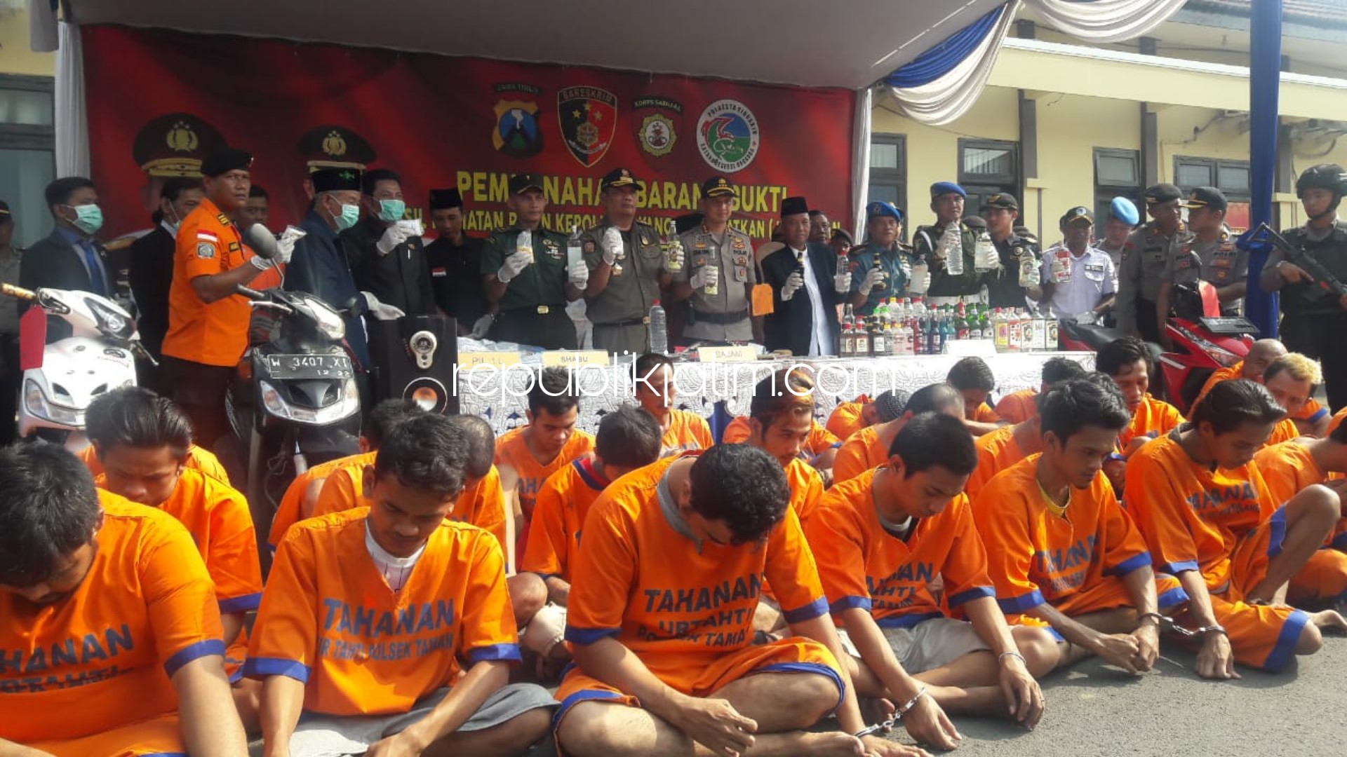 BARANG BUKTI - Kapolresta Sidoarjo, Kombes Pol Zain Dwi Nugroho beserta Forkopimda memusnahkan ribuan miras dan bukti narkoba seusai gelar pasukan Operasi Lilin 2019 di Polresta Sidoarjo, Kamis (18/12/2019).