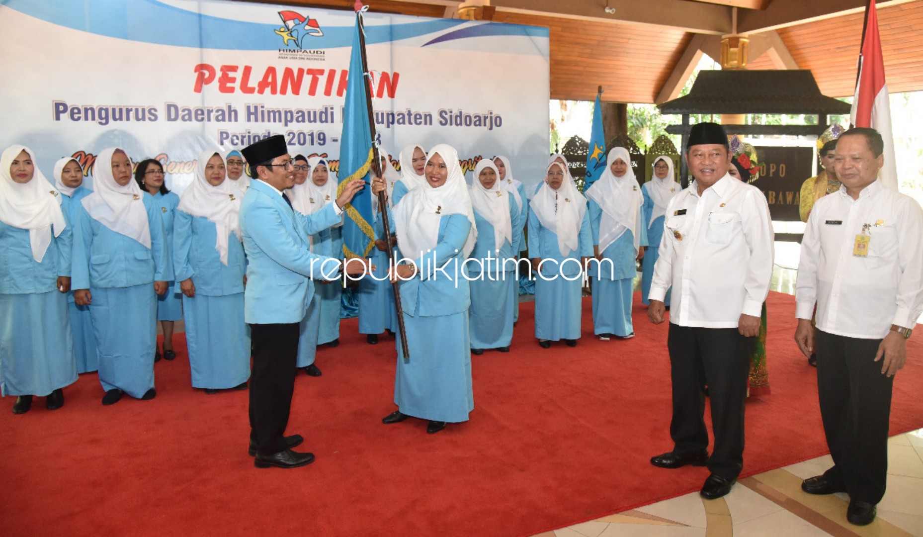 DILANTIK - Sebanyak 20 pengurus Himpaudi Sidoarjo dilantik Ketua Pengurus Himpaudi Provinsi Jawa Timur, Imam Mahmud di Pendopo Delta Wibawa, Rabu (18/12/2019).