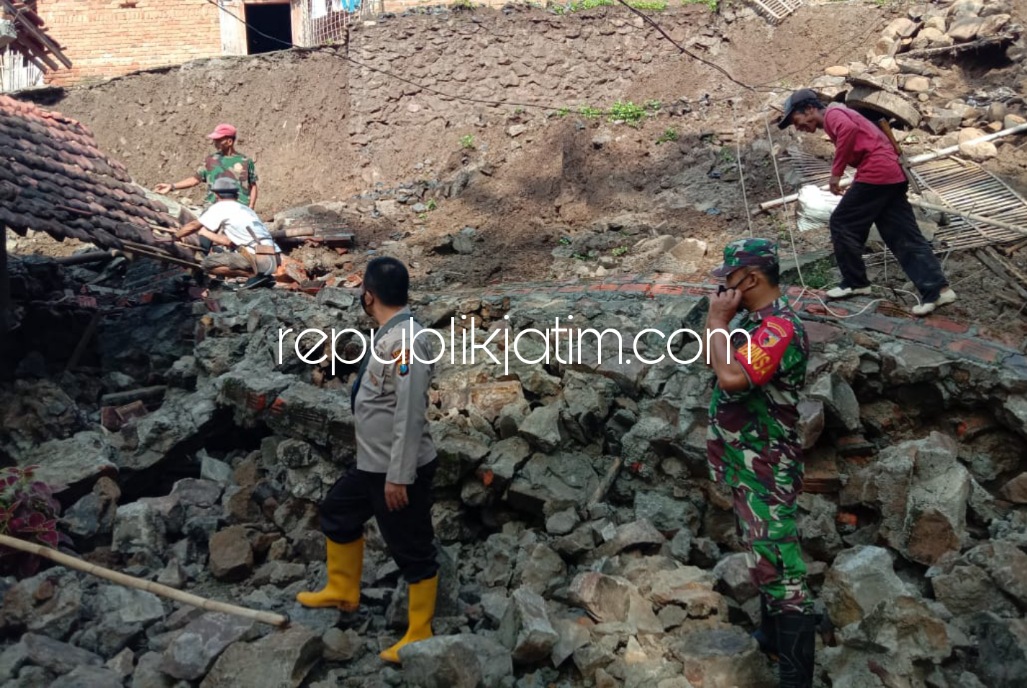 AMBROL - Talud sepanjang 36 meter dengan ketinggian 6 meter runtuh menimpa tembok rumah milik Jakun warga Dusun Bungur, Desa Munggu, Kecamatan Bungkal, Ponorogo, Sabtu (18/12/2021) dini hari.