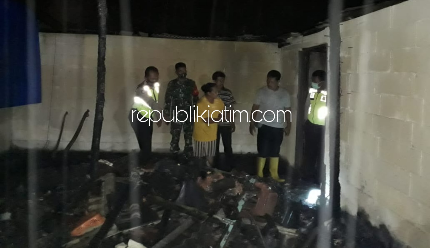 LUDES TERBAKAR - Sejumlah petugas kepolisian menggelar olah TKP kebakaran di bengkel Tukiran (50) warga Dusun Konto, Desa Baosankidul, Kecamatan Ngrayun, Ponorogo, Jum'at (18/12/2020) malam. 