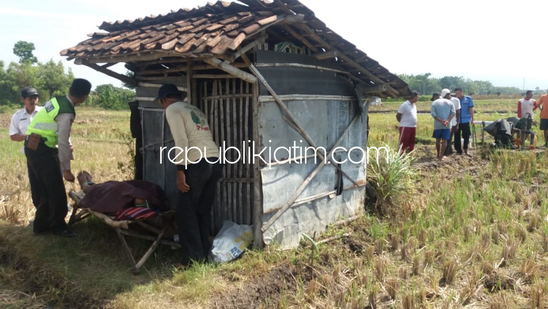 TEWAS MENDADAK - Polisi menggelar olah TKP kematian mendadak, Jemingan (64) warga JL Johan, Kelurahan Beduri, Kecamatan/Kabupaten Ponorogo yang tewas mendadak di gubuk sawahnya, Rabu (19/12/2018).