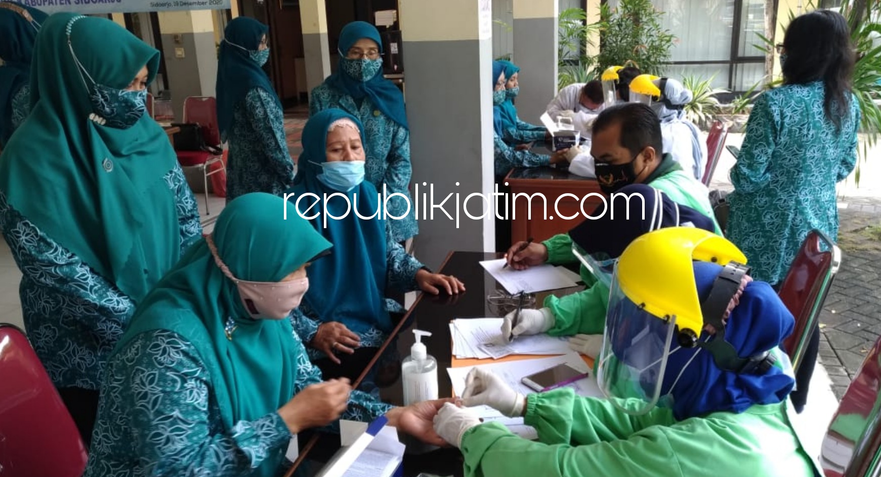 RAPID TEST - Sebanyak 96 ibu-ibu anggota PKK Kecamatan Sidoarjo dirapid test gratis dengan hasil enam orang dinyatakan reaktif, Sabtu (19/12/2020). 