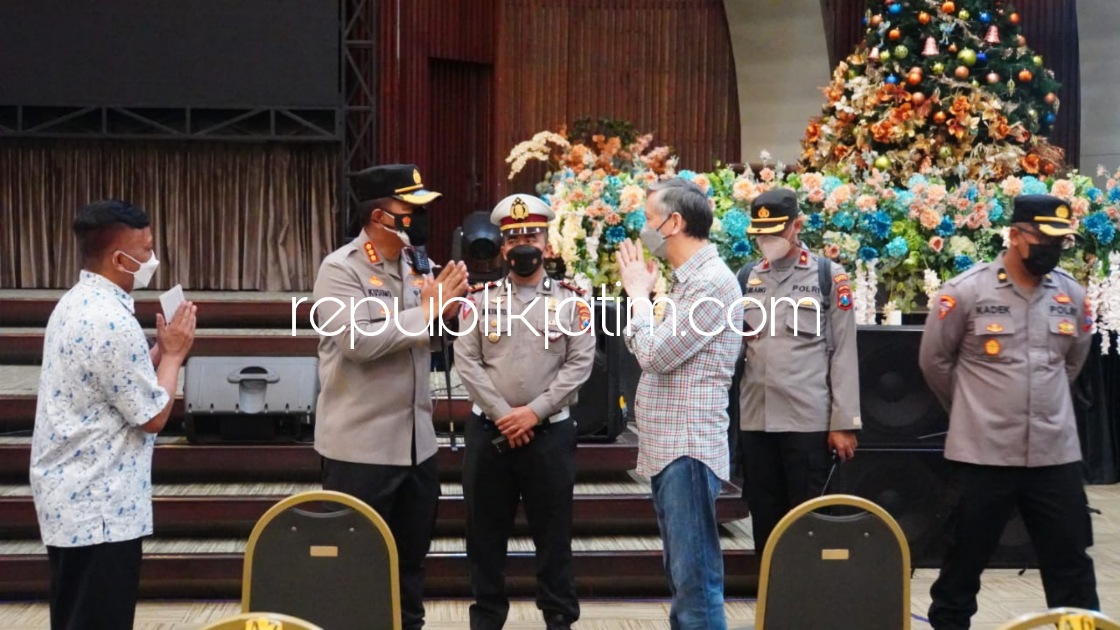 CEK - Kapolresta Sidoarjo Kombes Pol Kusumo Wahyu Bintoro mengecek keamanan dan penerapan protokol kesehatan menjelang pelaksanaan ibadah misa Natal 2021 di sejumlah gereja di Sidoarjo, Senin (20/12/2021).