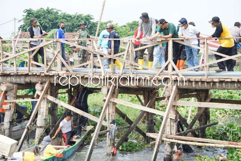 BERSIHKAN - Wakil Bupati Sidoarjo, Subandi membersihkan Sungai Buntung di perbatasan Desa Segorotambak, Kecamatan Sedati dan Desa Tambakoso, Kecamatan Waru dengan dinormalisasi, Minggu (19/12/2021).