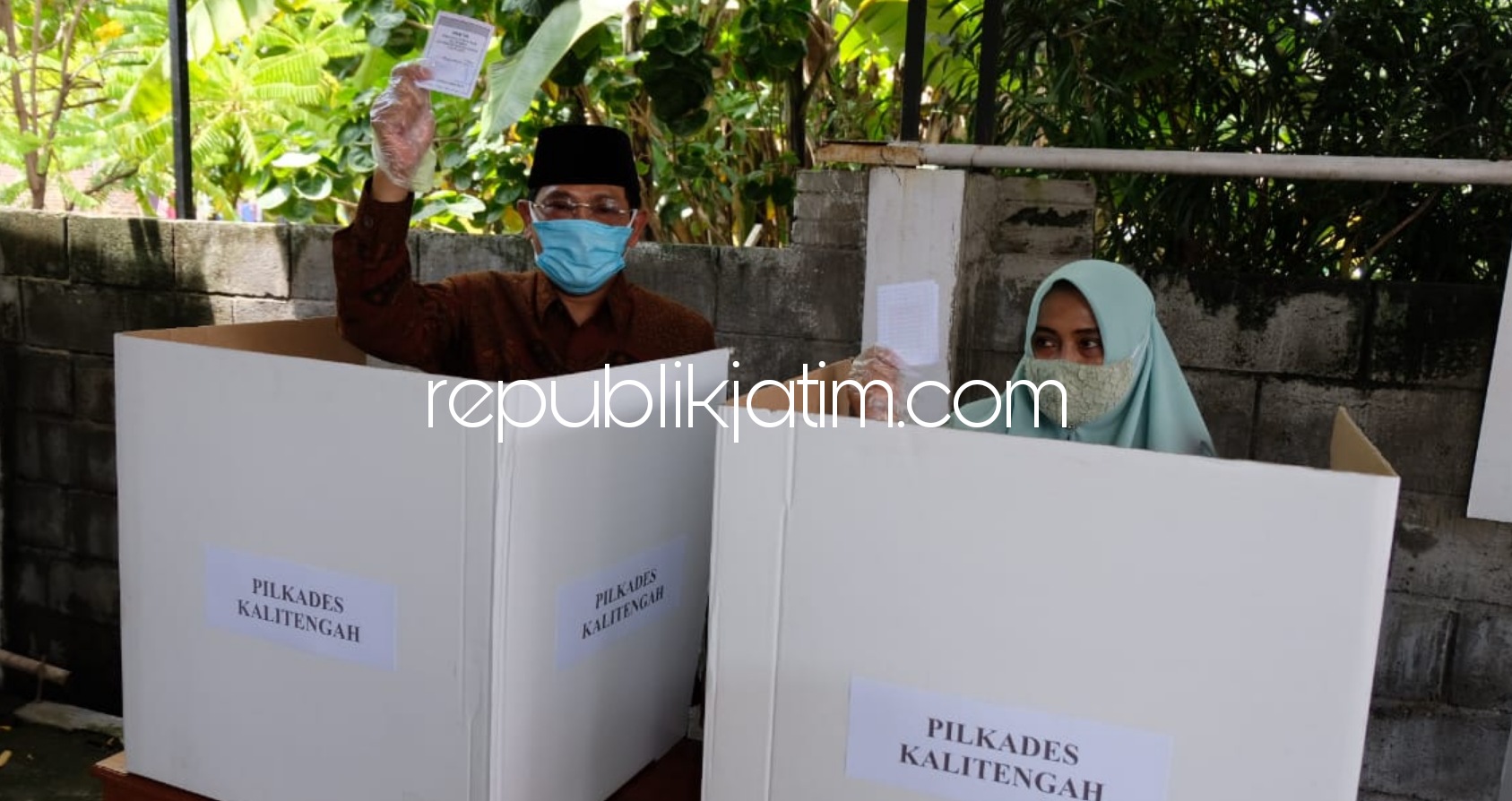 NYOBLOS - Pj Bupati Sidoarjo, Hudiyono menggunakan hak pilihnya dengan mencoblos di TPS 01, Desa Kalitengah, Kecamatan Tanggulangin, Sidoarjo, Minggu (20/12/2020). 