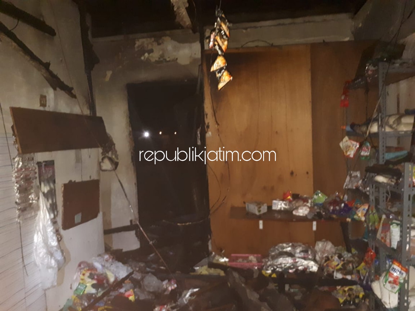 PADAMKAN - Petugas PMK Candi dan Porong berusaha memadamkan api yang melalap rumah warga Desa Banjarpanji, Kecamatan Tanggulangin, Sidoarjo, Kamis (19/12/2019) malam.