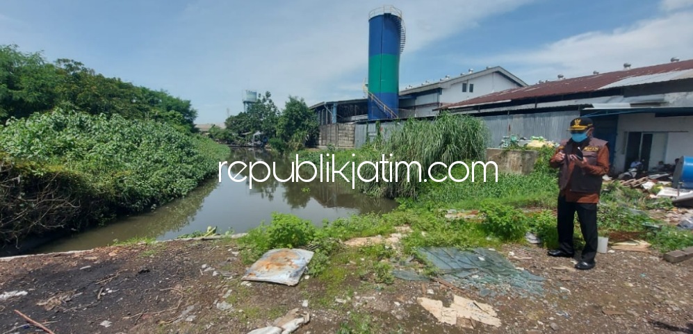 PENUH - Pj Bupati Sidoarjo, Hudiyono mengecek kondisi Sungai Cantel di Waru, Sidoarjo yang dipenuhi enceng gondok, Minggu (20/12/2020).