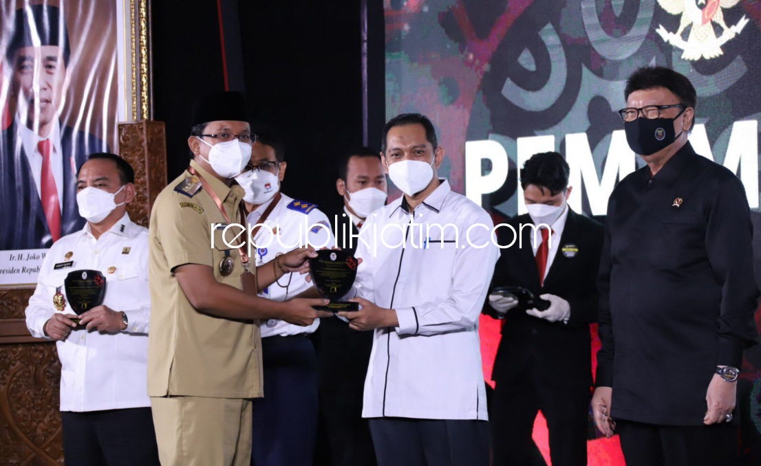 PENGHARGAAN - Bupati Sidoarjo, Ahmad Muhdlor Ali (Gus Muhdlor) menerima penghargaan dari Menteri PAN-RB Tjahjo Kumolo dan Wakil Ketua KPK Nurul Ghufron, Senin (20/12/2021).
