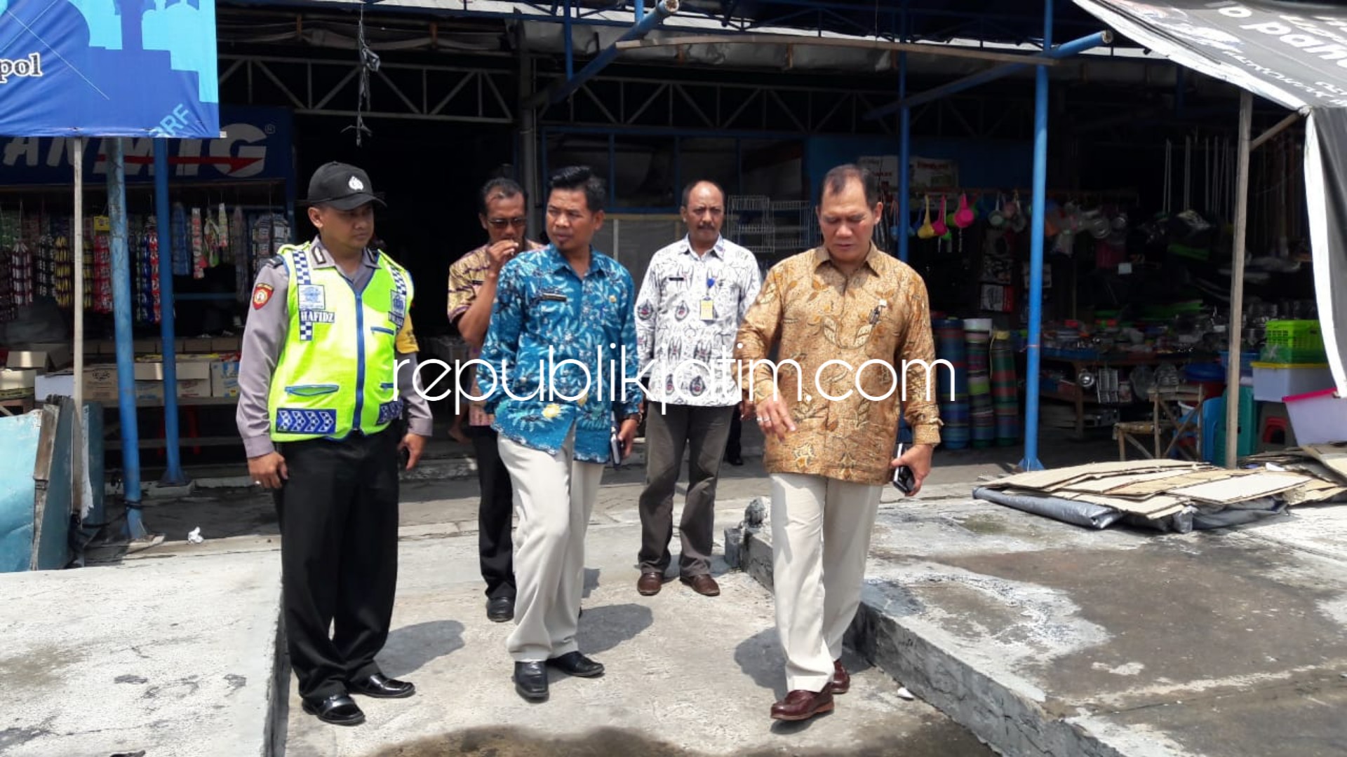 SIDAK - Anggota Komisi V DPR RI, Bambang Haryo Soekartono didampingi Kabid Pasar, Nawari menggelar sidak ke Pasar Porong yang terbakar setahun lalu, Kamis (20/12/2018).