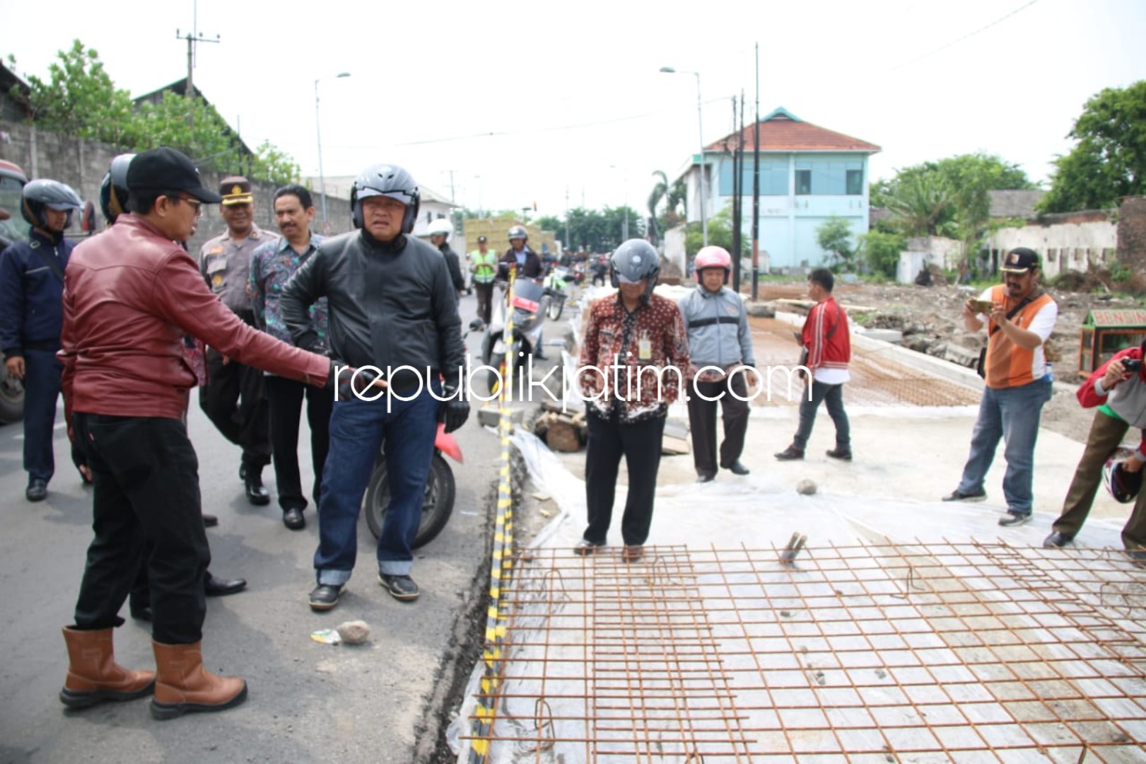 SIDAK - Bupati Sidoarjo, Saiful Ilah memberikan peringatan serius kepada Kepala Dinas PUPR, Sigit Setyawan karena banyaknya proyek yang belum selesai hingga menjelang akhir tahun saat sidak ke sejumlah proyek fisik, Kamis (20/12/2018).