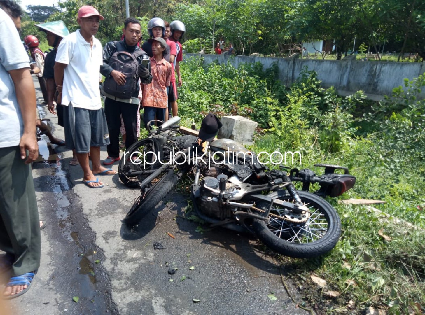 TERBAKAR - Dua motor yang terlibat kecelakaan Honda Megapro dan Kharisma ludes terbakar usai tabrakan di JL Raya Jabung - Jetis, Desa Jabung, Kecamatan Mlarak, Ponorogo, Kamis (20/12/2018).