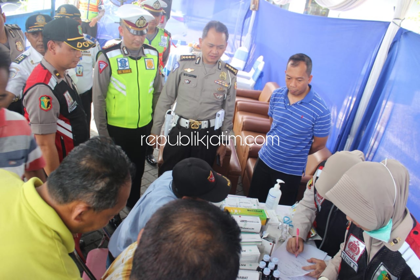TES URINE - Kasat Lantas, Polresta Sidoarjo, AKP Eko Iskandar menyaksikan para kru bus Terminal Bungurasih, Kecamatan Waru, Sidoarjo dites urine dan cek kesehatan, Jumat (20/12/2019).